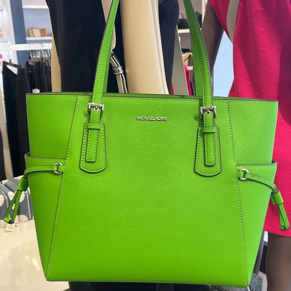 Michael Kors Voyager Large Saffiano Leather Tote Bag
Jungle Green
NWT - Picture 6 of 16